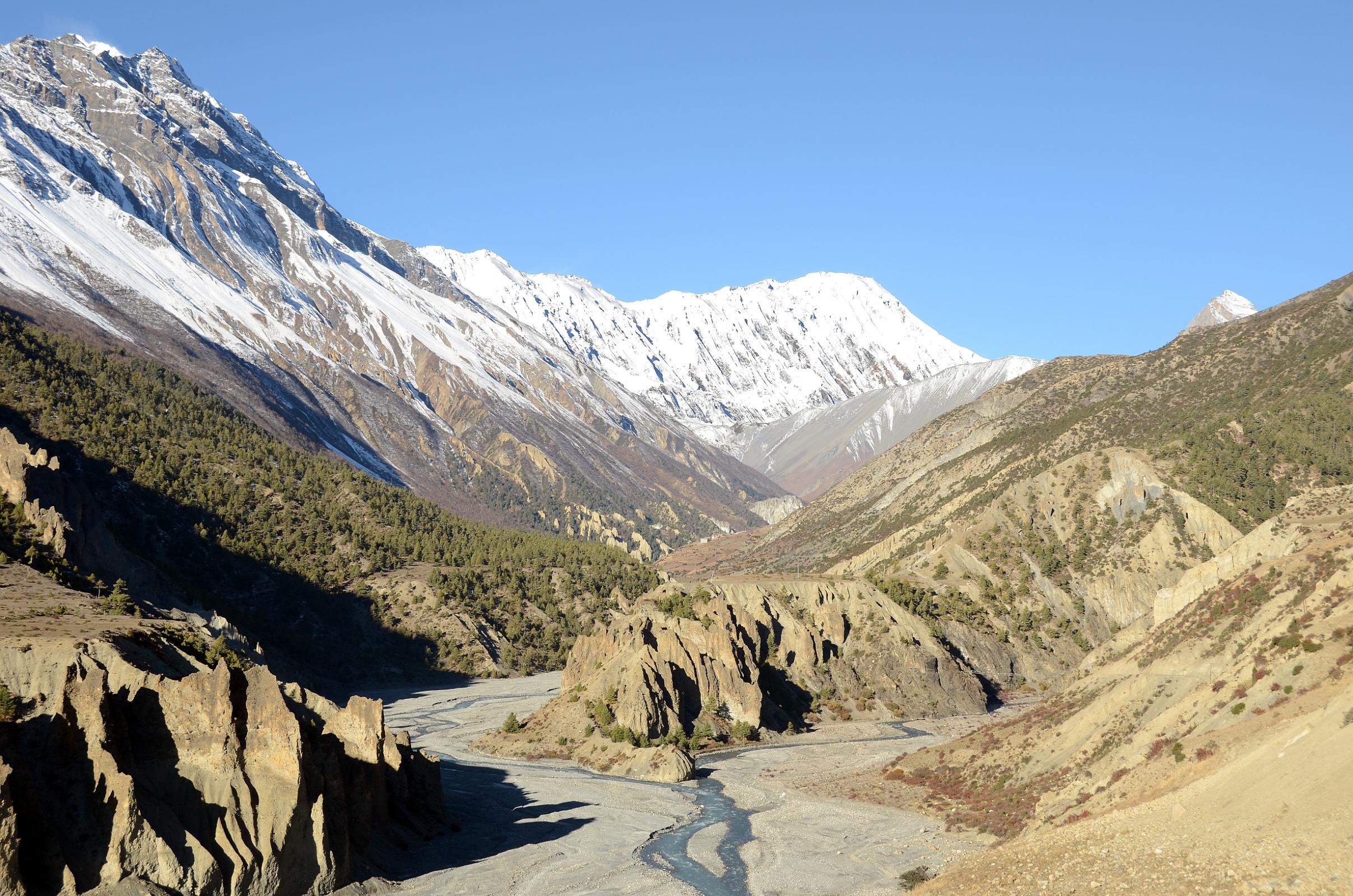 02 La Grande Barriere And The Khangsar Valley Early Morning Just After leaving Manang On Trek To Tilicho Tal Lake 